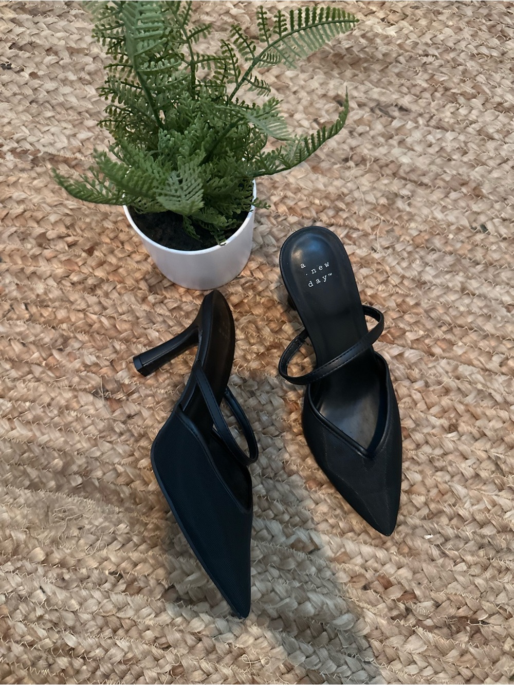POINTY TOE KITTEN HEELS